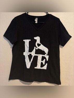 Black Dachshund LOVE Graphic Tee Dog Lover Shirt V-Neck Women’s Size Large